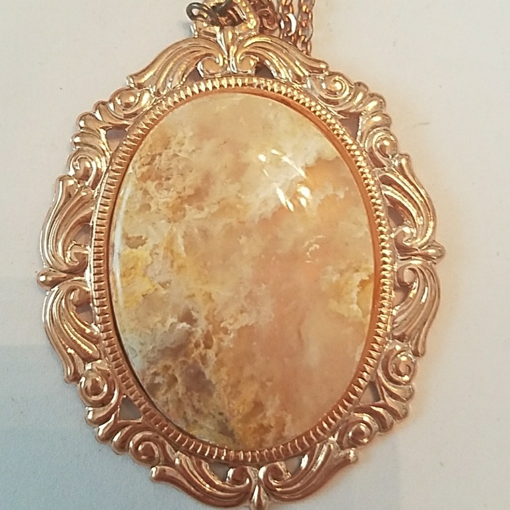 Plume cab necklace